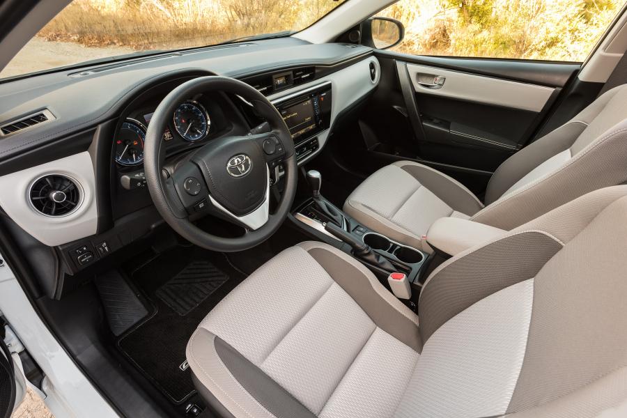 Интерьер Toyota Corolla LE Eco 2016 года  (NA) (фото 9 из 10)